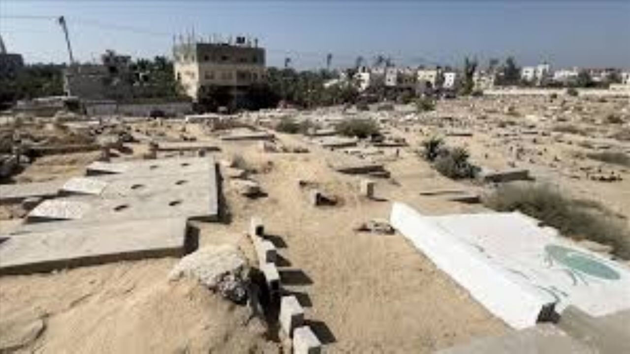 Gazzeliler mezarlıklarda boş yer kalmadığı için yakınlarını tarım arazilerine defnediyor