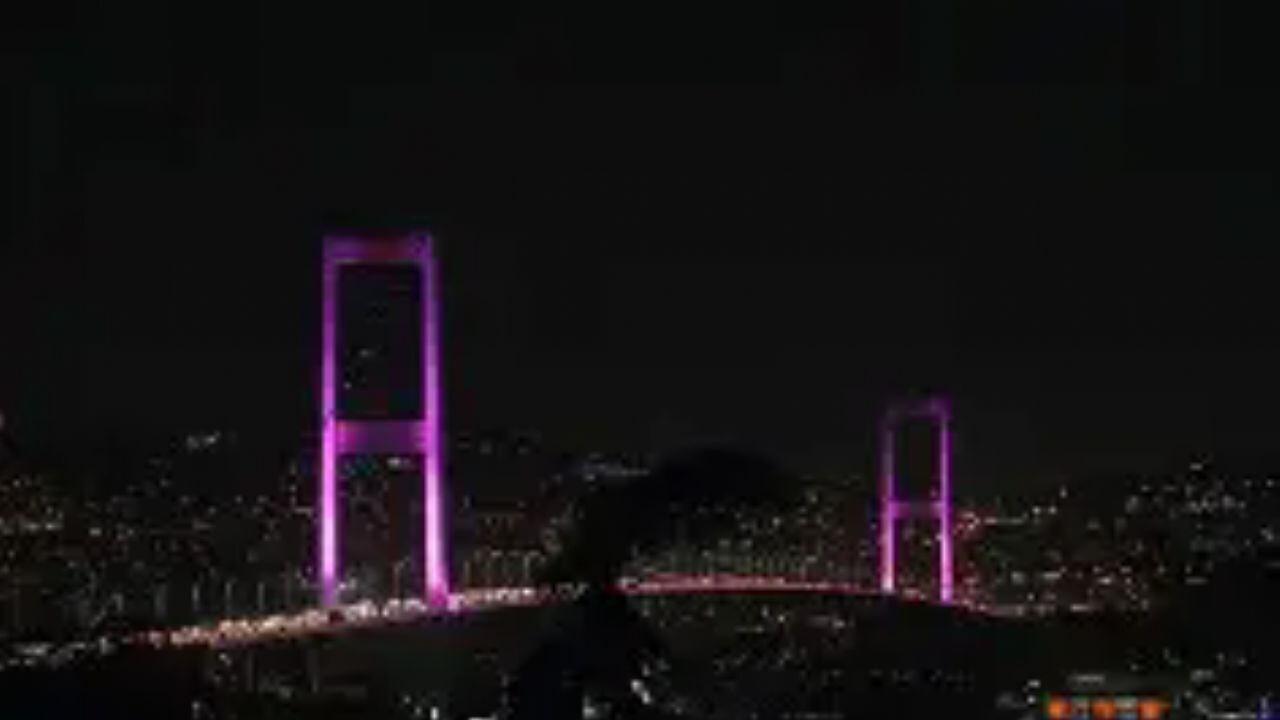 İstanbul'daki iki köprü meme kanseri farkındalığı için pembe renkle aydınlatıldı