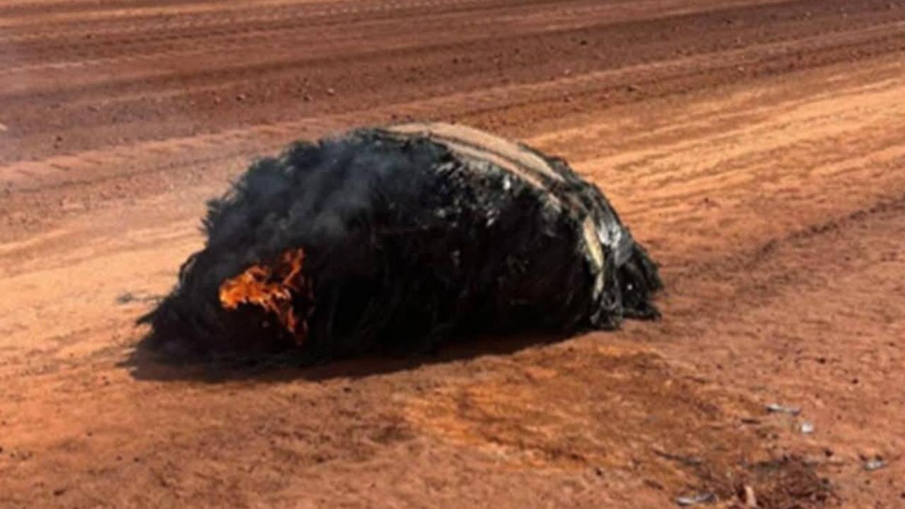 Çölde bulunan yanmış cisim bulundu; uzaydan mı düştü?