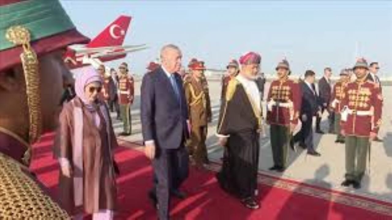 Cumhurbaşkanı Erdoğan, Umman'da resmi törenle karşılandı