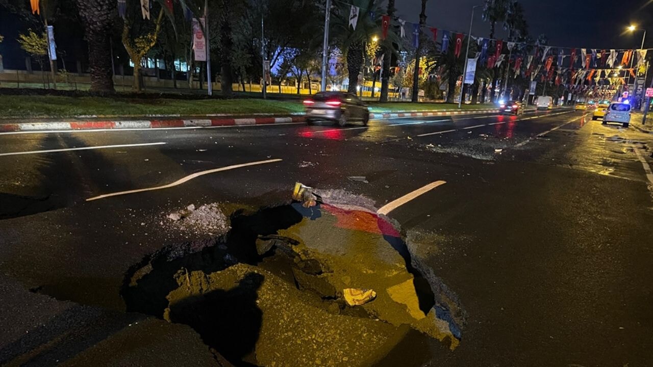 Vatan Caddesi'nde yol çöktü