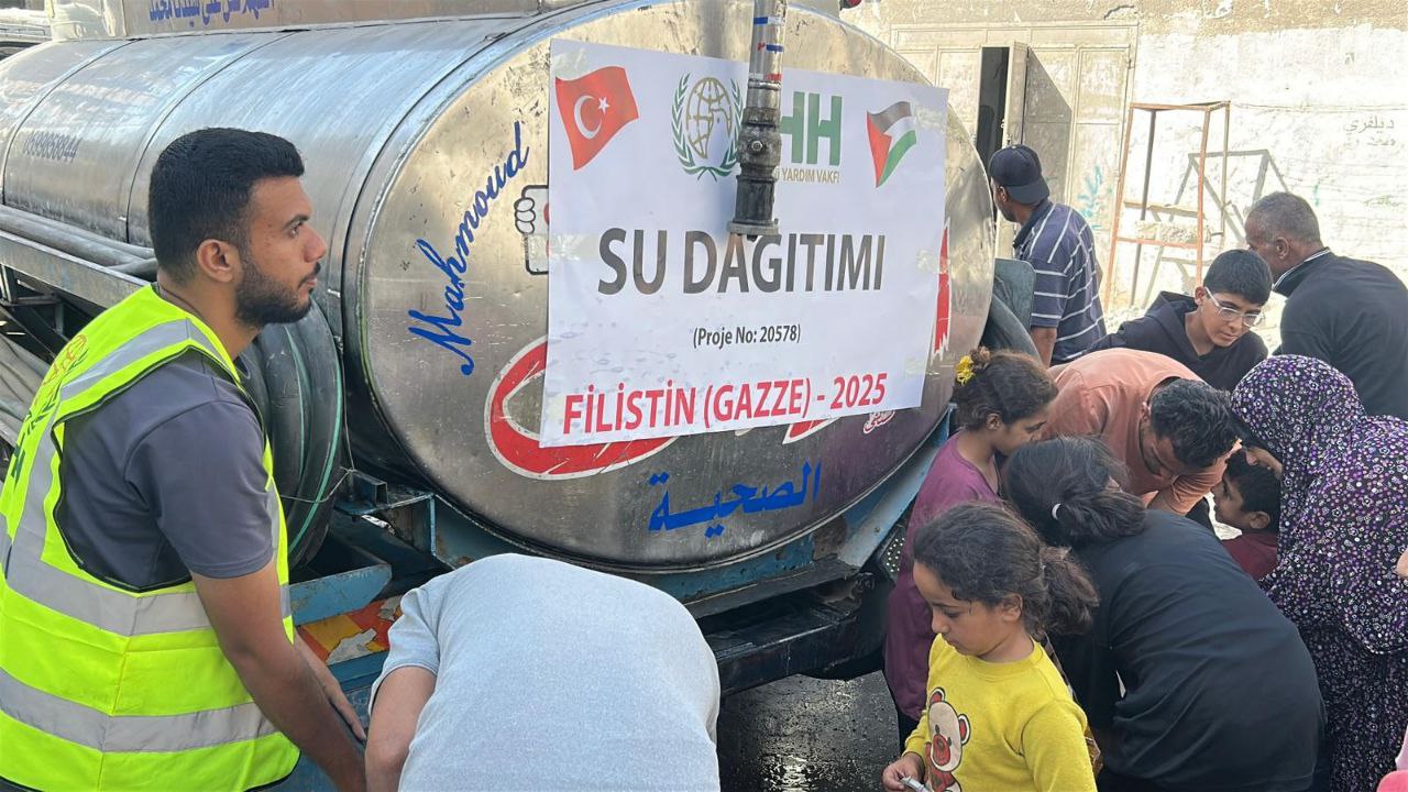 İHH, Gazze'de enkaz temizliği ve su dağıtım çalışmalarını sürdürüyor