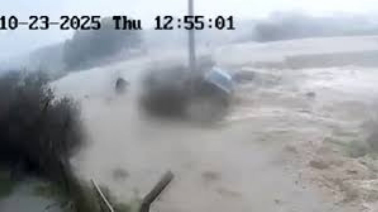 İzmir Foça'da Bülent Kaptanoğlu'nun sele kapılma anı güvenlik kamerasında