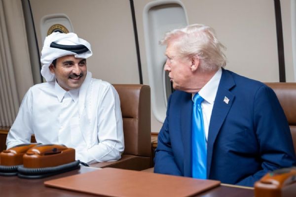 Trump, Doha'da yakıt molası sırasında Katar Emiri Al Sani ile görüştü