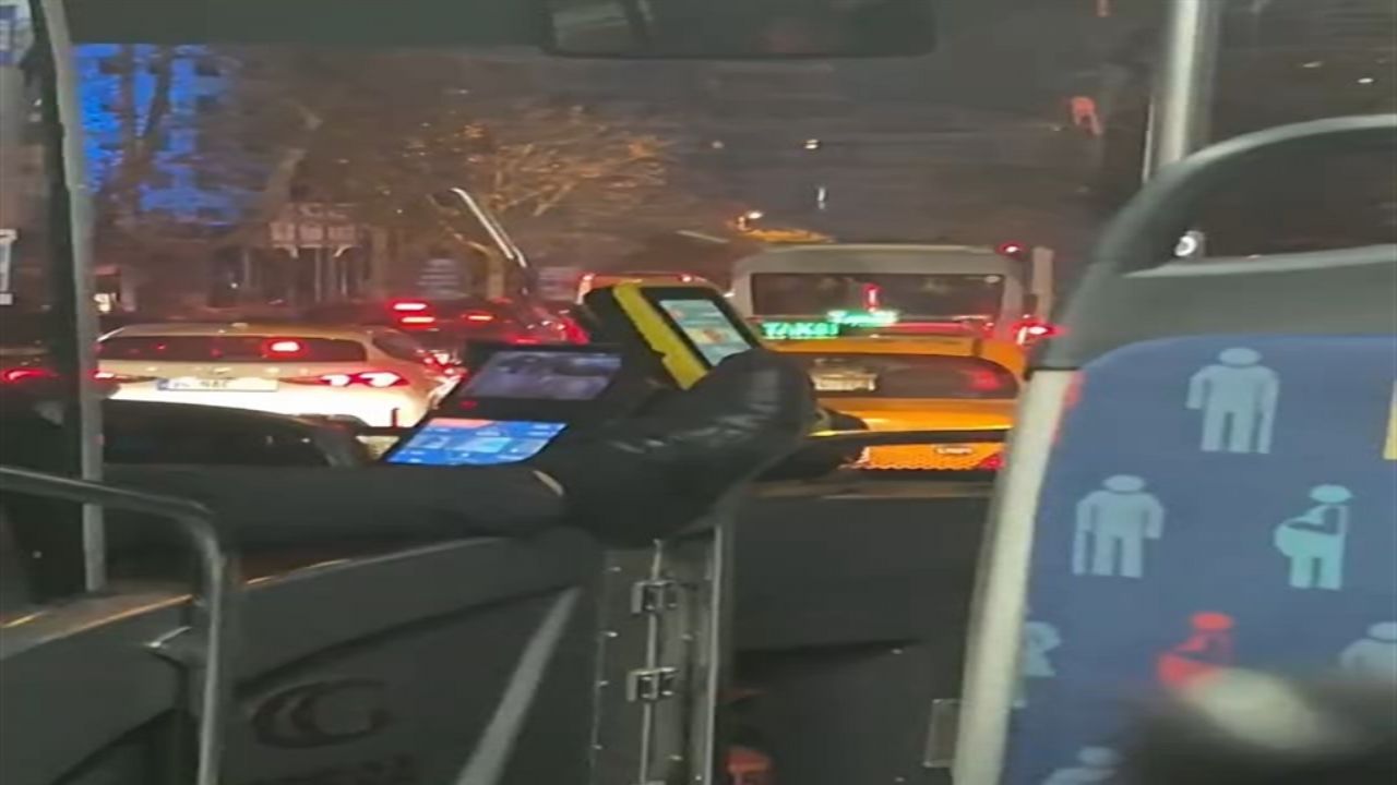 İETT sürücüsü, şoför mahalli dışına ayağını uzatarak araç sürdü