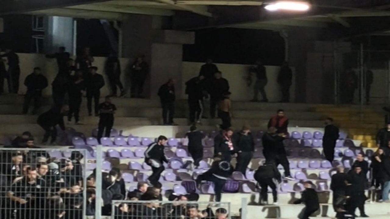 Tribündeki koltukları kırıp sahaya ve rakip taraftara attılar
