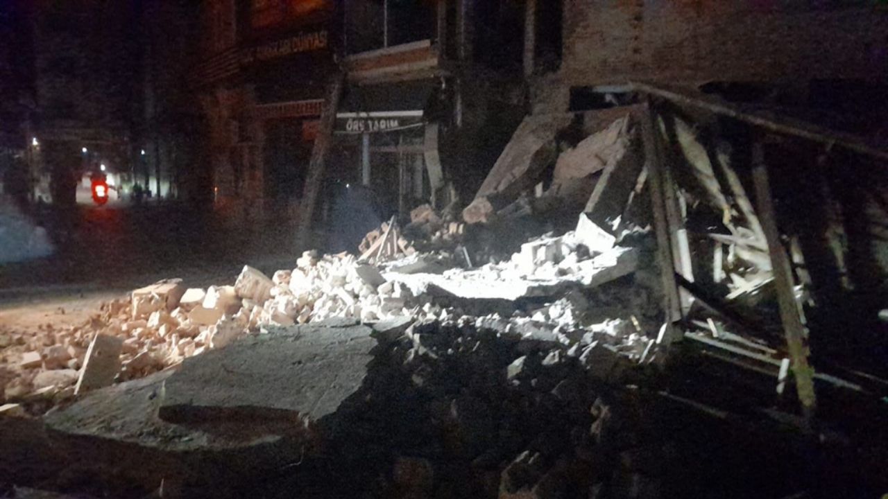 Balıkesir'deki depremde 3 bina yıkıldı!