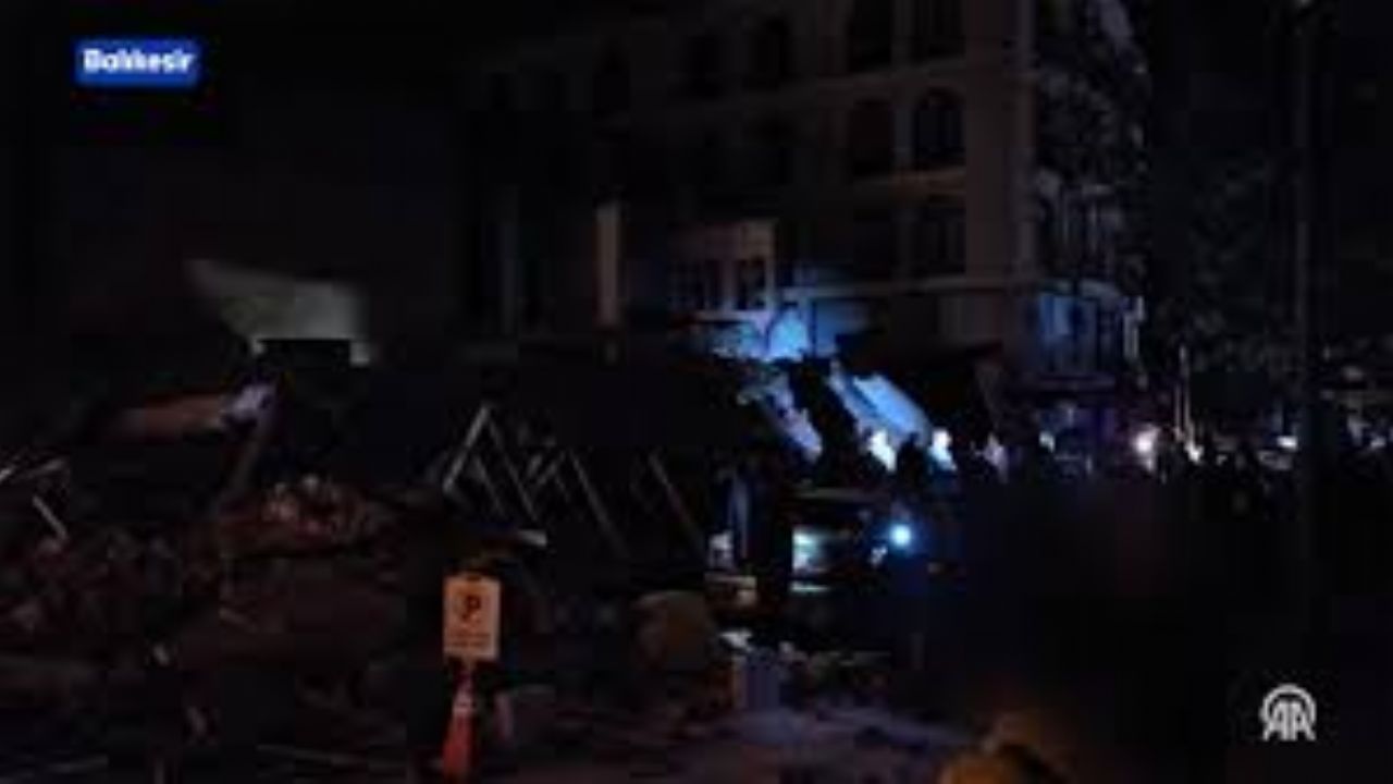 Sındırgı'da meydana gelen 6,1 büyüklüğündeki deprem sonrası bazı binalar yıkıldı