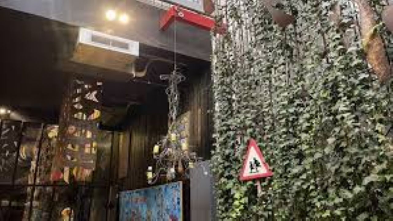 Libyalı mimar, savaşın metal atıklarını sanatla geri dönüştürerek 'hurda kafe' inşa etti