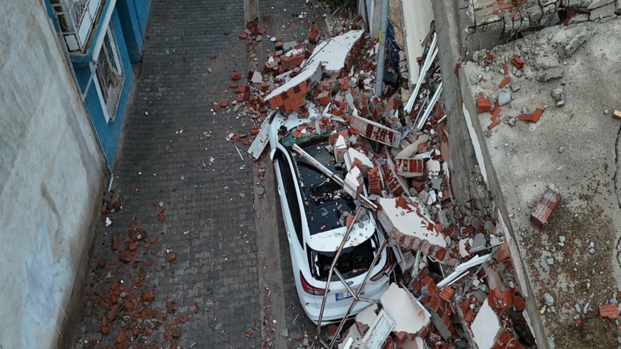 Sındırgı'da 6.1'lik deprem havadan görüntülendi