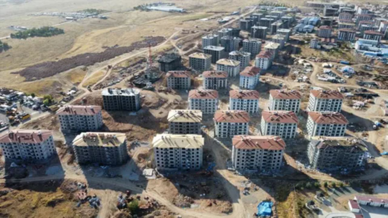 Malatya'da yapılan deprem bölgesinin en büyük köy konutu projesinde sona yaklaşıldı
