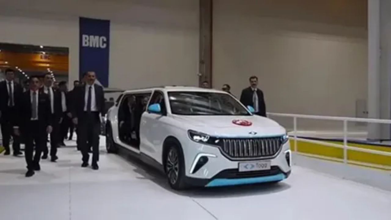 Cumhurbaşkanı Erdoğan, Togg'un limuzin versiyonu ile BMC Ankara Tank ve Yeni Nesil Zırhlı Araçlar Üretim Tesisini gezdi