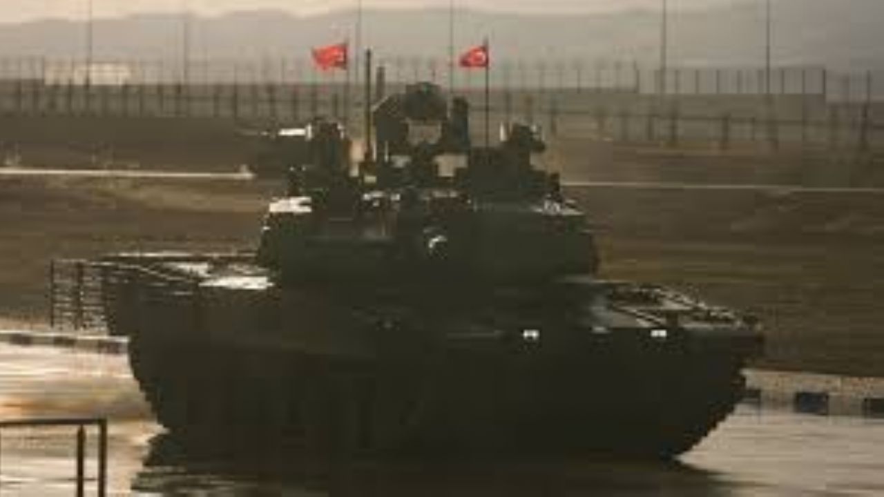 Cumhurbaşkanı Erdoğan, Altuğ zırhlı aracı ve Yeni Altay Tankı'nın parkurda geçişini izledi