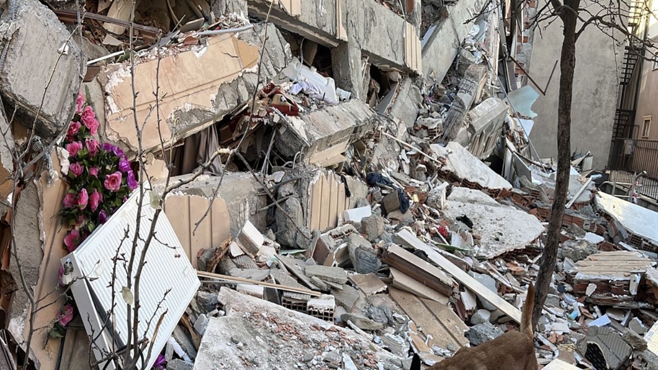 Gebze'de 6 katlı bina çöktü; kurtarma çalışması başlatıldı