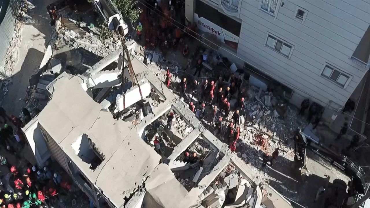 Gebze'de bina çöktü; enkaz altındaki 5 kişilik aileye ulaşıldı