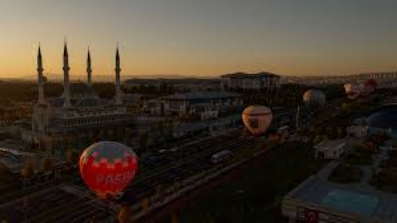 Cumhurbaşkanlığı Külliyesi önündeki sıcak hava balonları FPV dronla görüntülendi