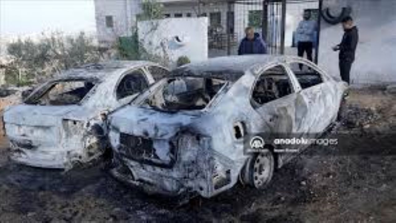 Filistin topraklarını gasbeden İsrailliler, Batı Şeria'da Filistinlilere ait araçları kundakladı