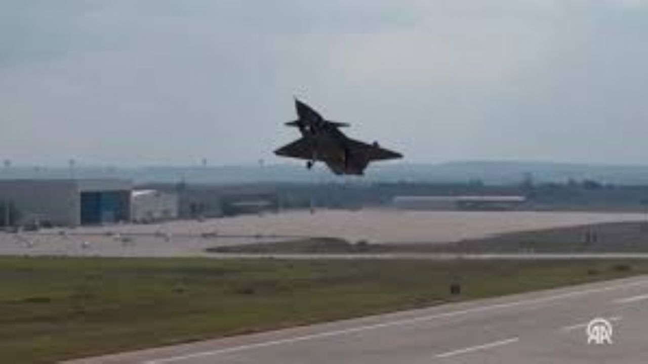 Baykar Yönetim Kurulu Başkanı Bayraktar, Bayraktar KIZILELMA'nın AB Kalkışlı Aerodinamik Sistem Tanımlama Testi'ne ilişkin video paylaştı