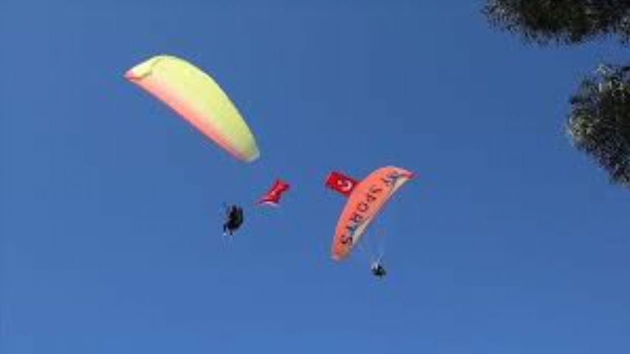 Antalya'da 50 paraşütçü Türk bayraklarıyla atlayış yaptı