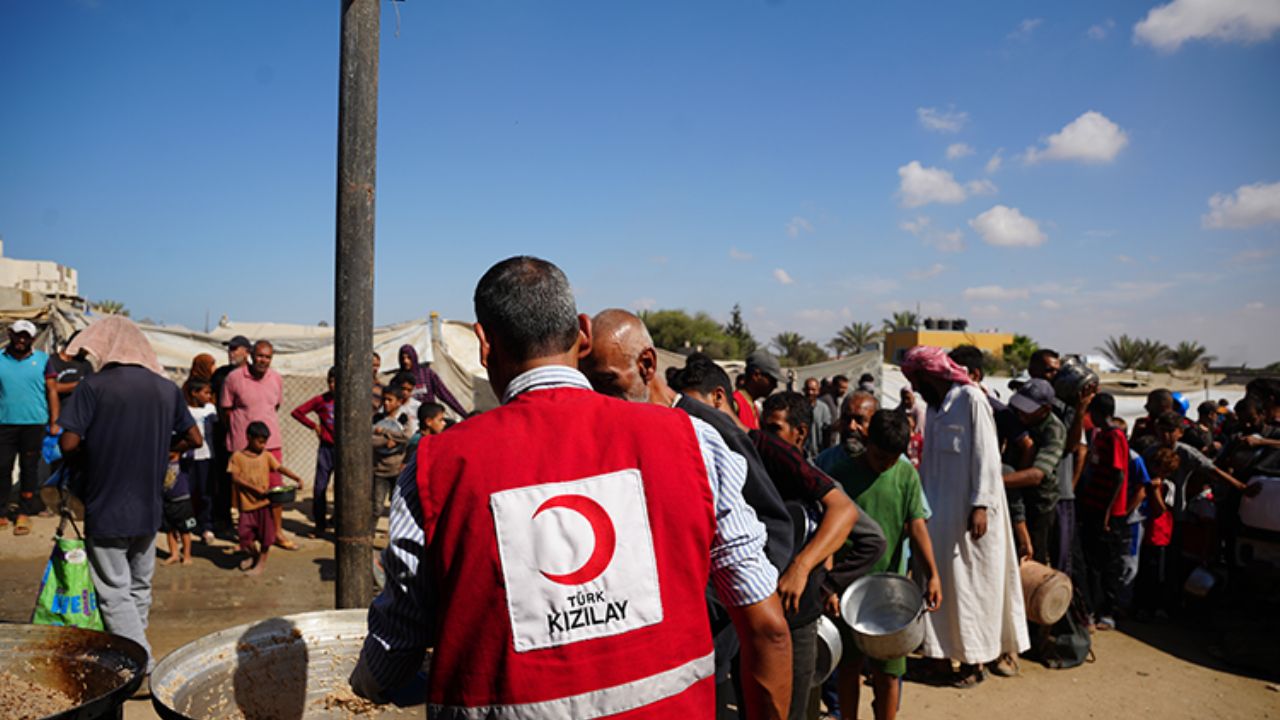 Türk Kızılay, bağışlanan kurban etlerini Gazze'de dağıtmaya başladı