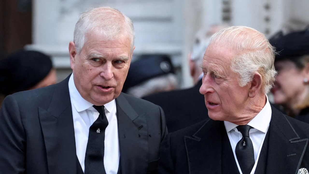 'Pedofili' Prens Andrew, Kraliyet'ten kovuldu!