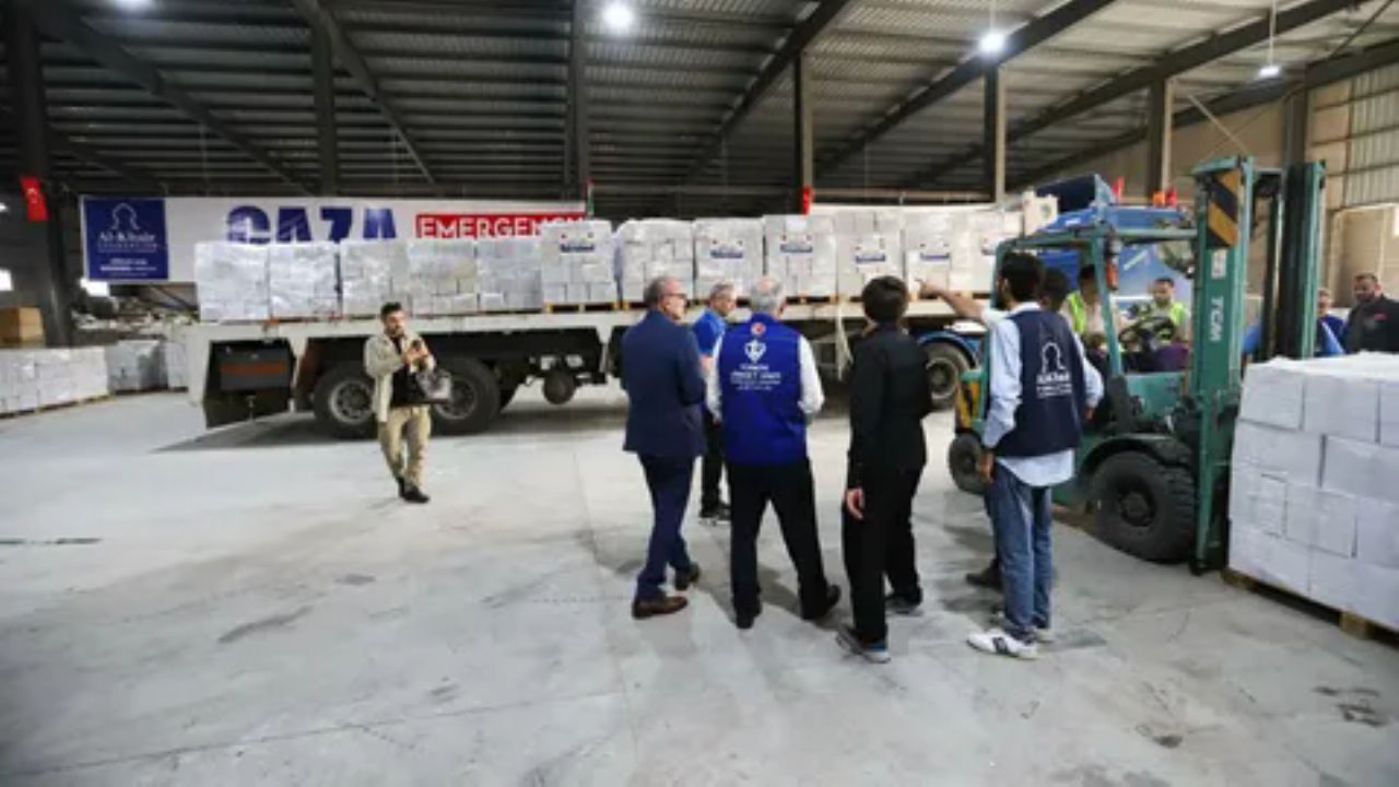 Türkiye Diyanet Vakfı, Gazze için Mısır'ın Ariş kentine 20 tır insani yardım gönderdi