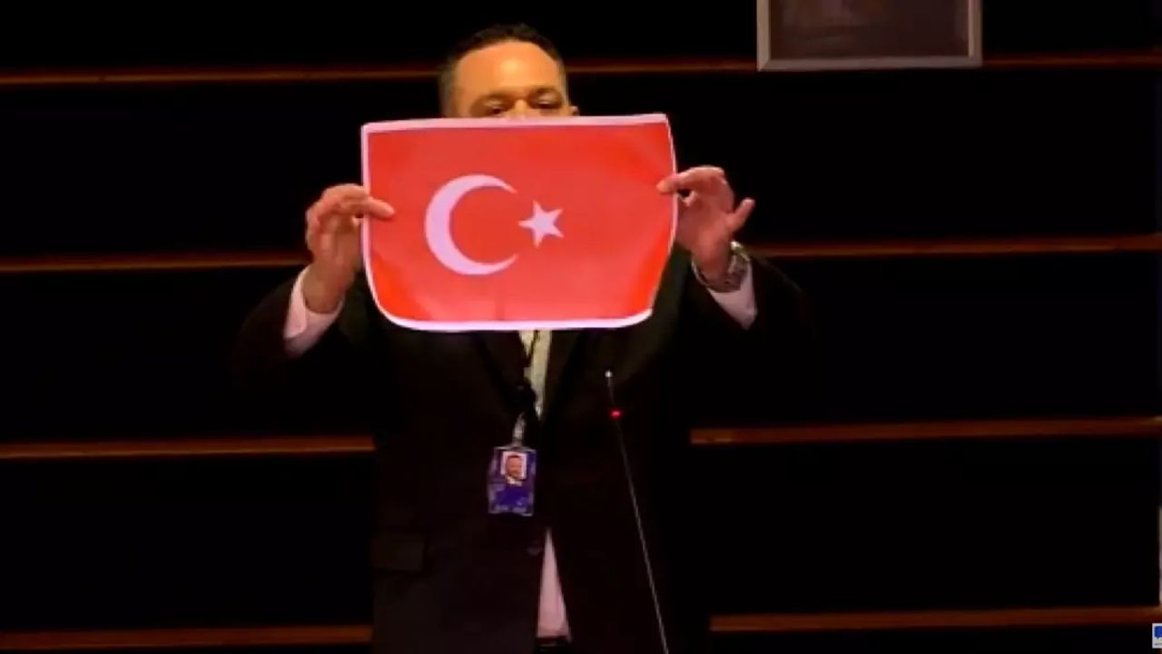 Türk bayrağı skandalı