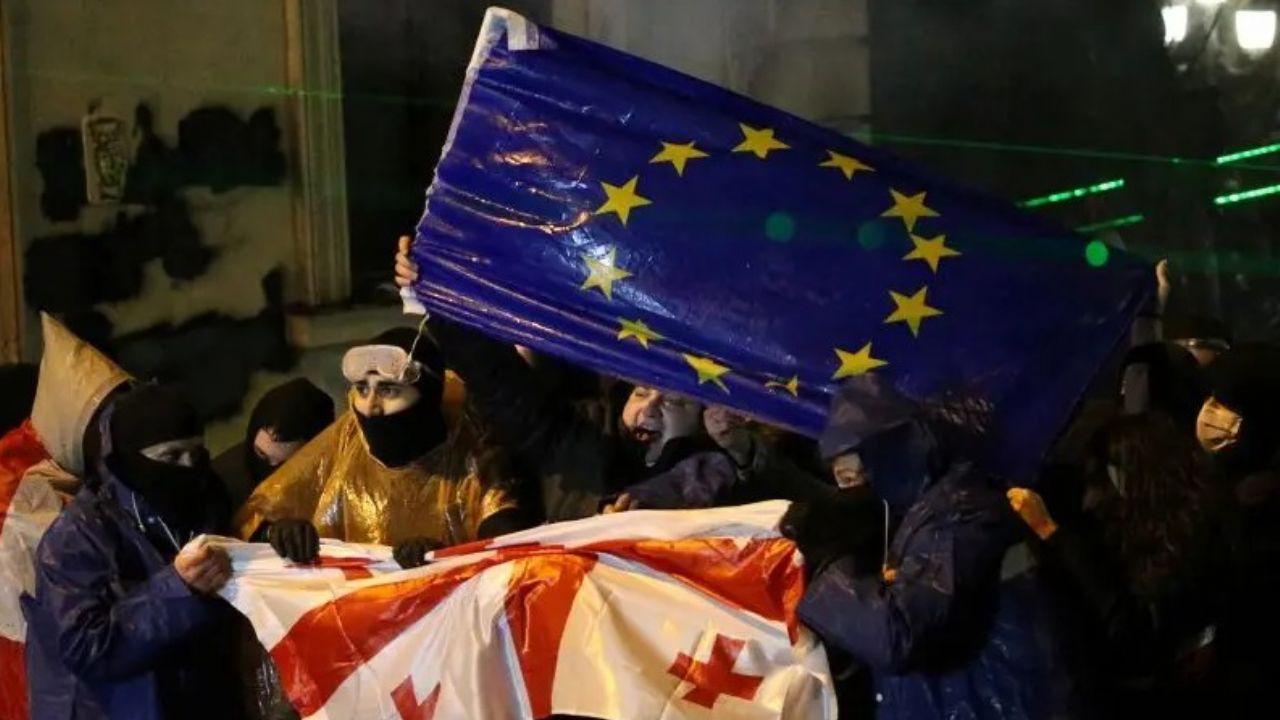 Gürcü Rüyası, Batı yanlısı muhalefeti yasaklıyor!