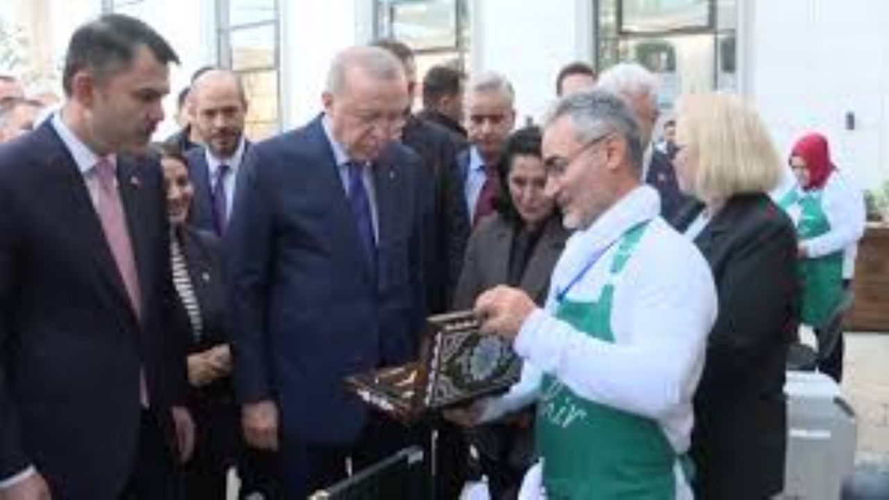 Cumhurbaşkanı Erdoğan, Atatürk Havalimanı Millet Bahçesi'ni gezerek vatandaşlarla sohbet etti