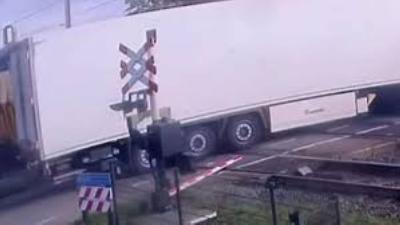 Tren tıra çarptı: 5 yaralı