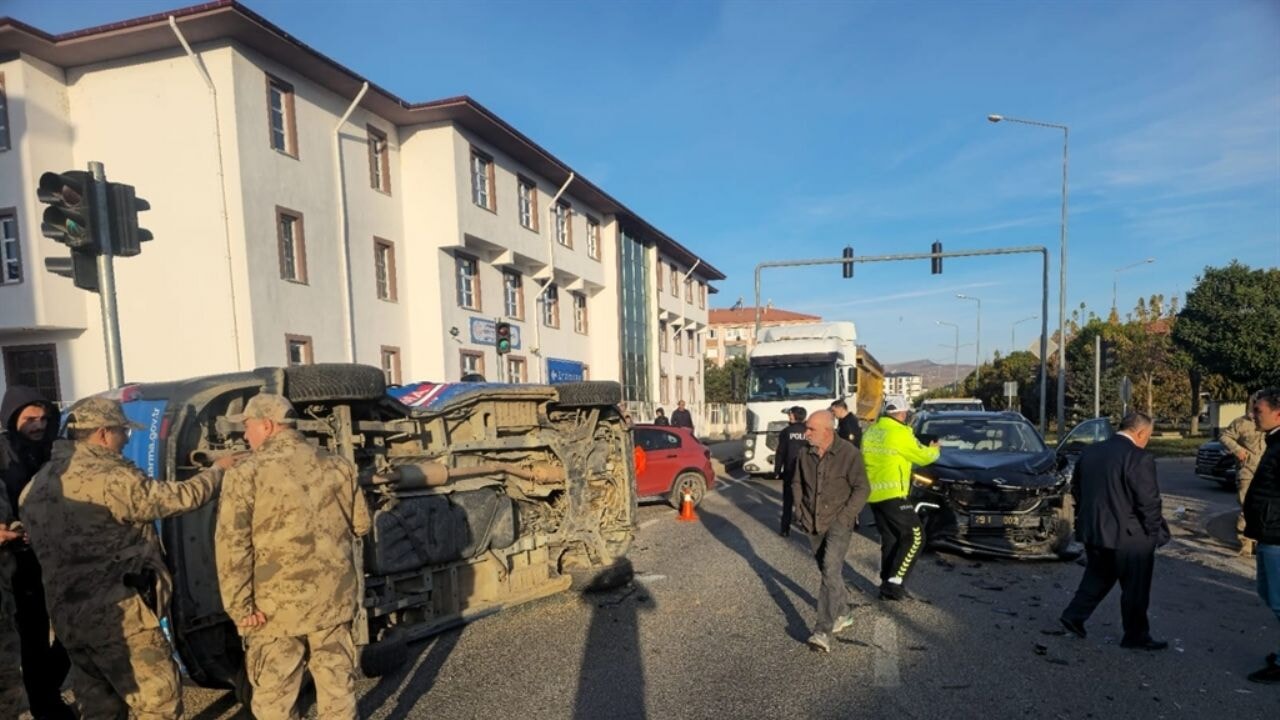 Makam aracı jandarma minibüsüne çarptı; 2 asker yaralı