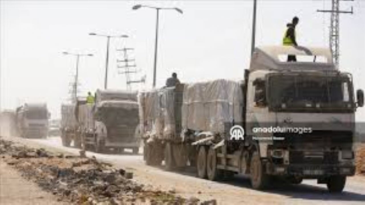 Gazze'ye kısıtlı sayıda insani yardım tırının girişi devam ediyor