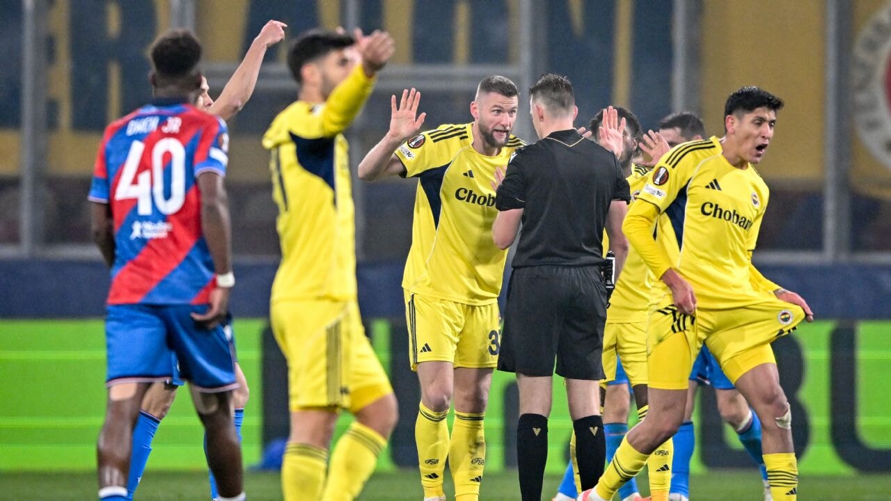 Fenerbahçe, Viktoria Plzen ile berabere kaldı! Maça hakem Lindhout damga vurdu