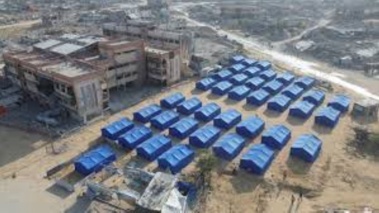 Han Yunus kentinde bir hayır kurumu tarafından Filistinliler için çadır kent kuruldu