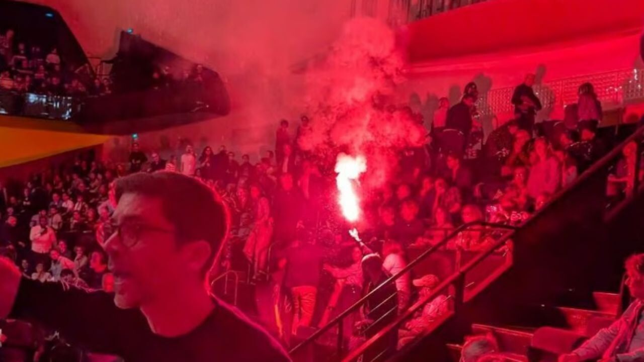 Yahudiler istenmiyor; Paris'teki konserde ortalık karıştı!