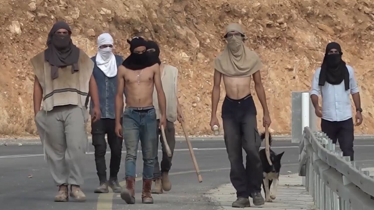 Yahudi teröristlerden Filistinlilere sopalı tehdit ve hakaretler