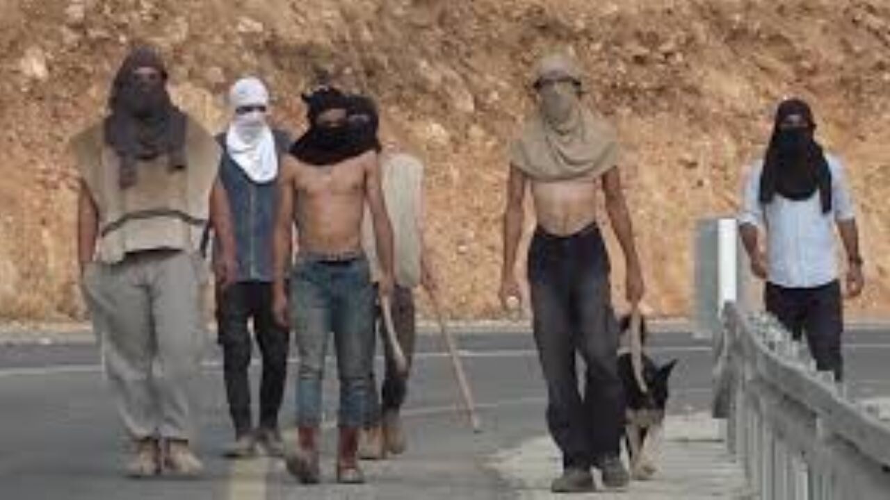 Maskeli fanatik Yahudi grup Filistinlilere sopalarla saldırdı