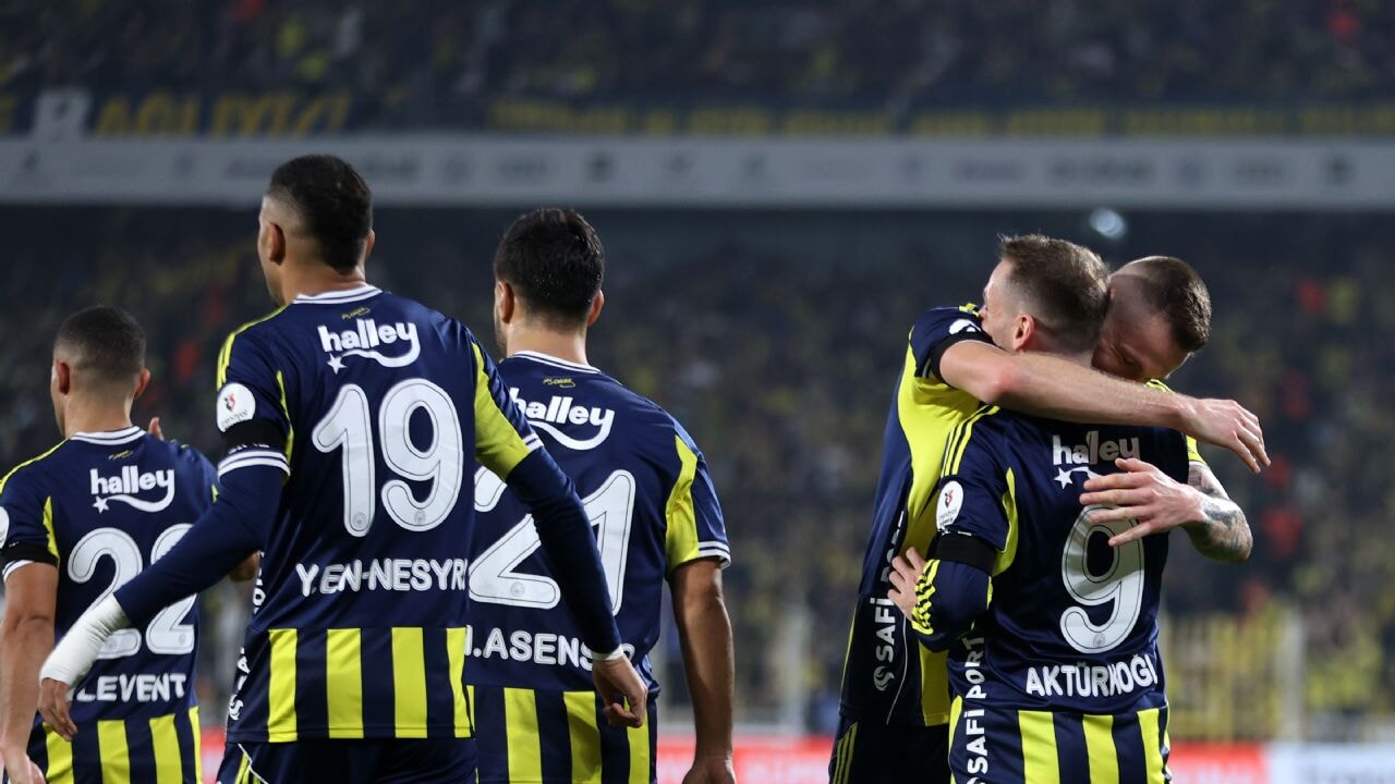 Namağlup Fenerbahçe zirveyi zorluyor! Galatasaray ile arasında 1 puan kaldı