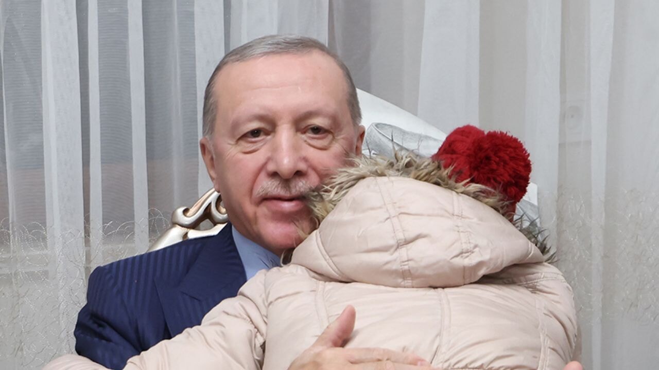Cumhurbaşkanı Erdoğan depremzede bir aileyi ziyaret etti