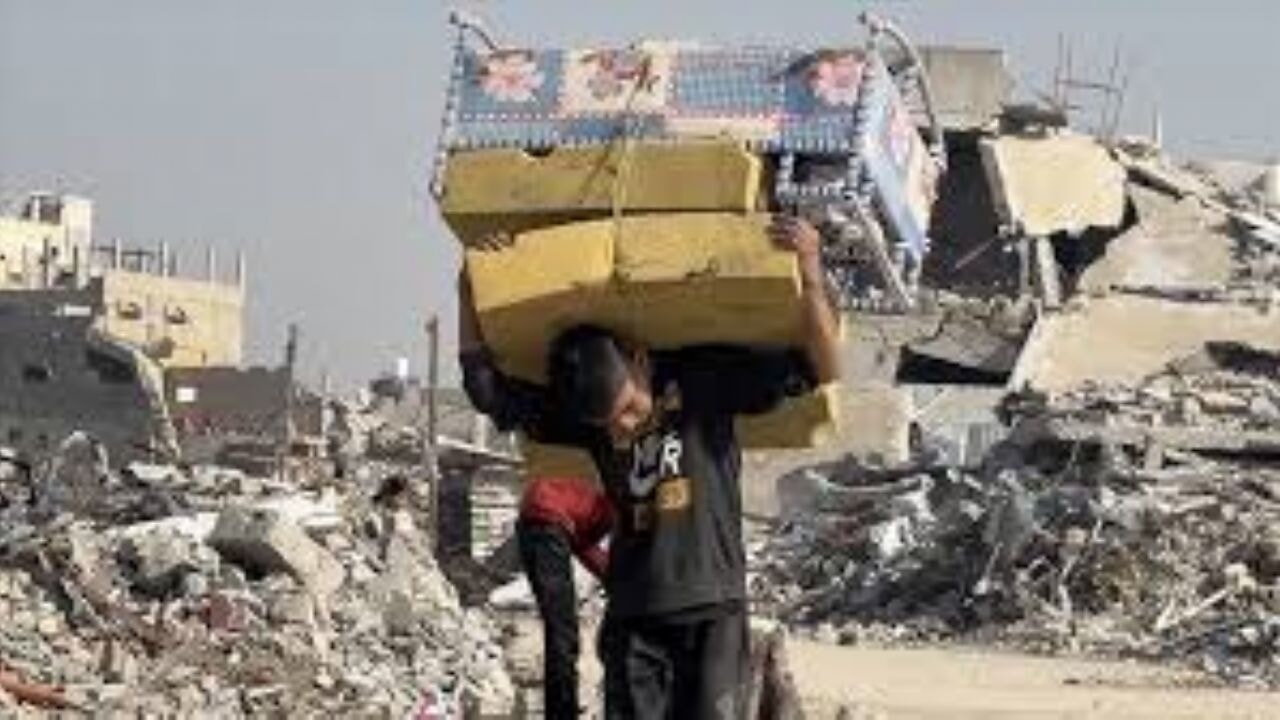 Gazze'de soğukların başlamasıyla Filistinliler tüm tehlikelere rağmen enkazlardan kışlık eşya topluyor