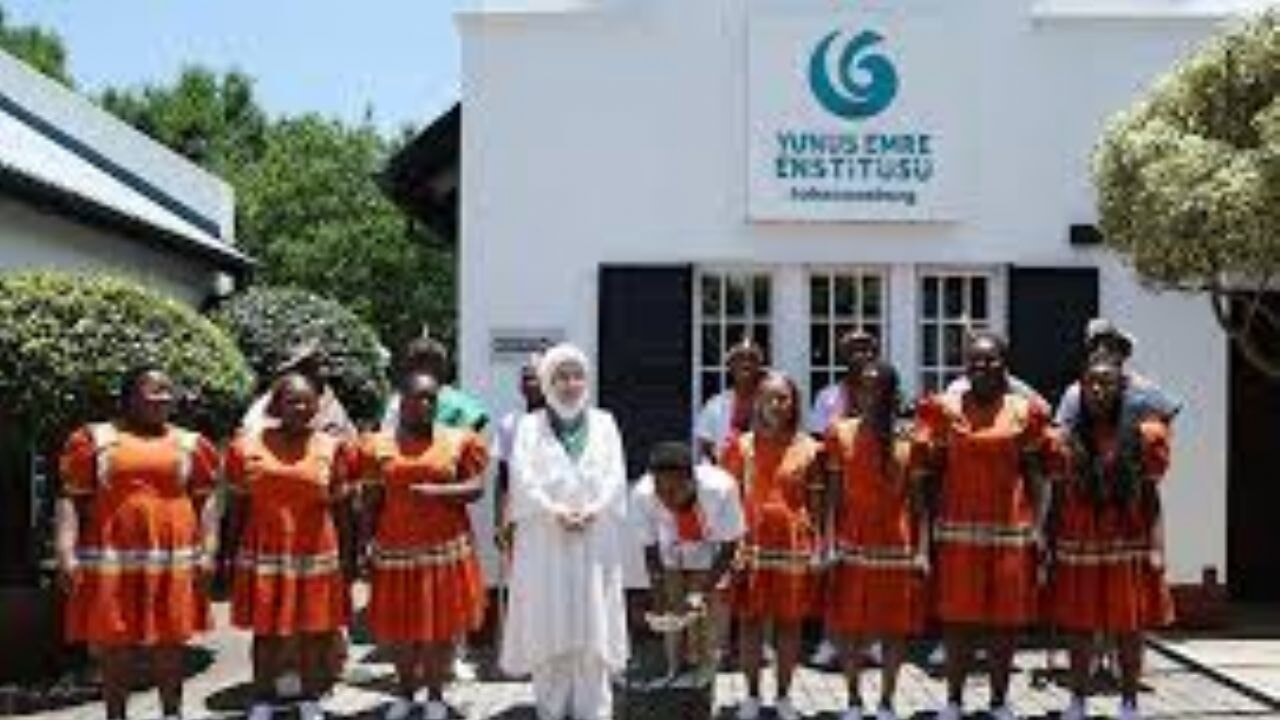 Emine Erdoğan Güney Afrika'da Yunus Emre Enstitüsünü ziyaret etti