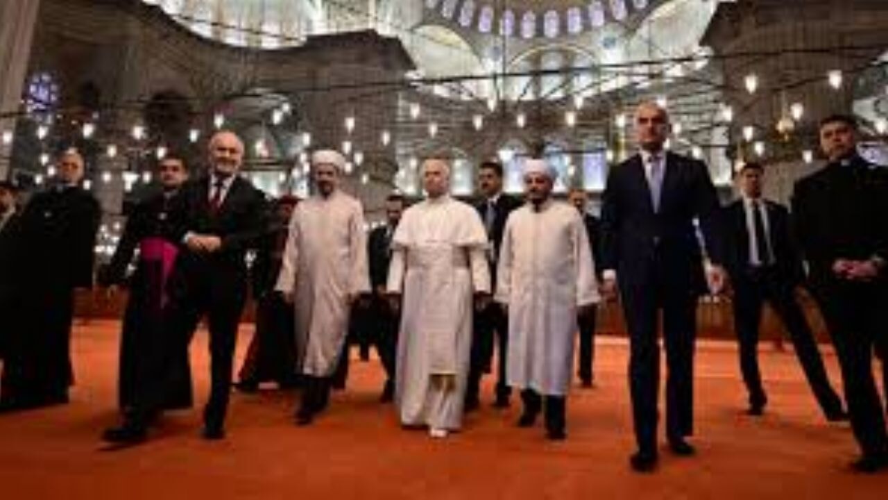 Vatikan Devlet Başkanı Papa 14. Leo, Sultanahmet Camisi'ni ziyaret etti