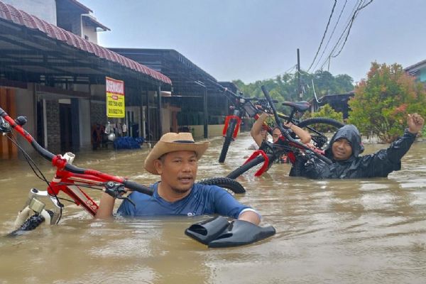 Endonezya'da şiddetli yağışlar felakete dönüştü...