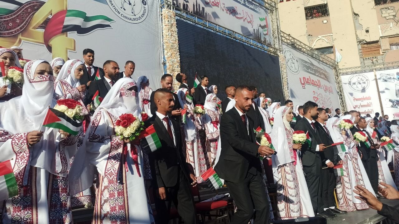 Gazze'de enkazlar arasında toplu nikah