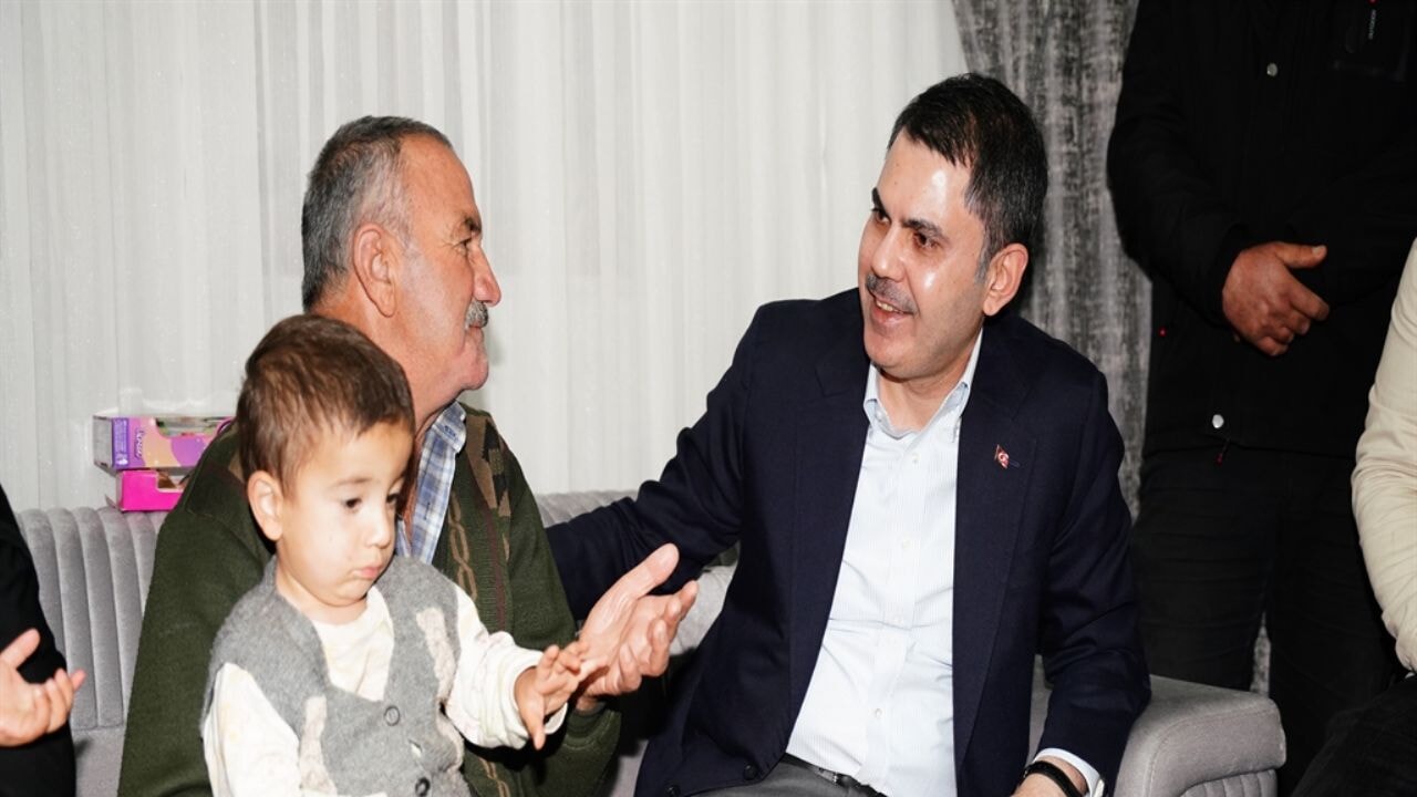 Bakan Kurum'dan depremzede ziyareti: 'Annenin ellerinden öperim, senin gibi evlat yetiştirmiş'