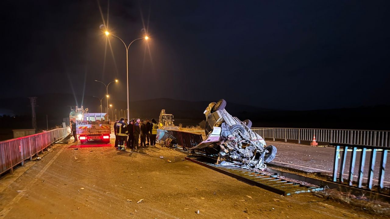 Köprü demirlerine çarpan araçta can kaybı!