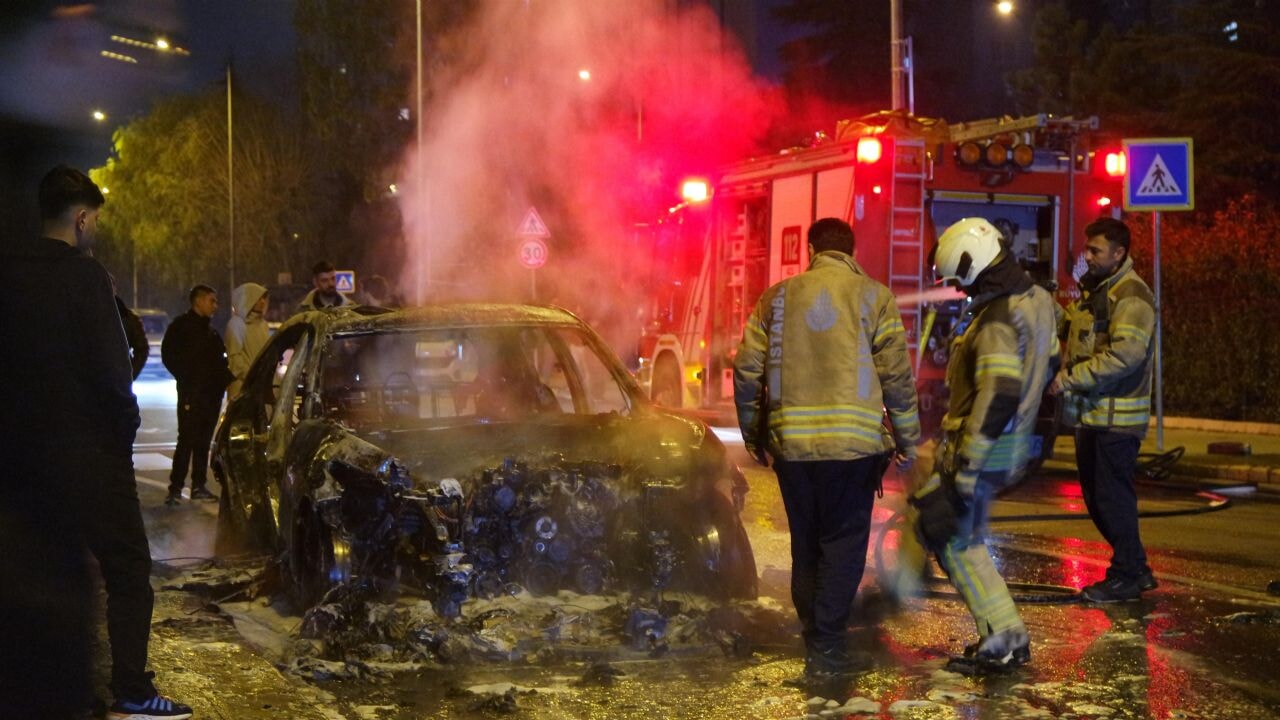 Küçükçekmece'de korkutan araç yangını