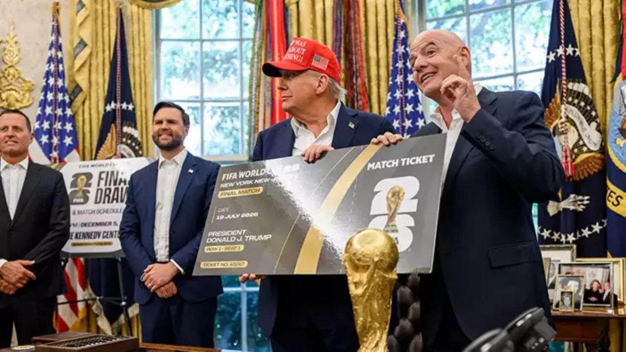 Trump'a FIFA'dan tarihi ödül
