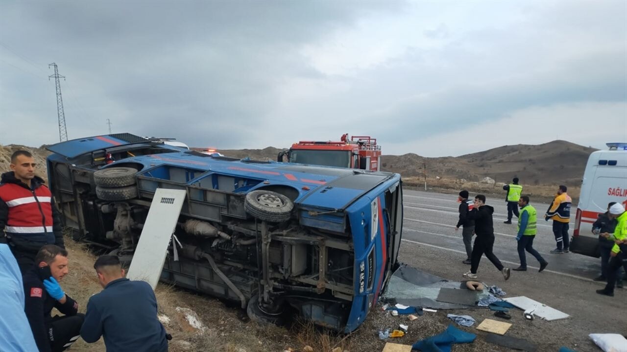 Sivas'ta cezaevi nakil aracı devrildi; Valilikten açıklama