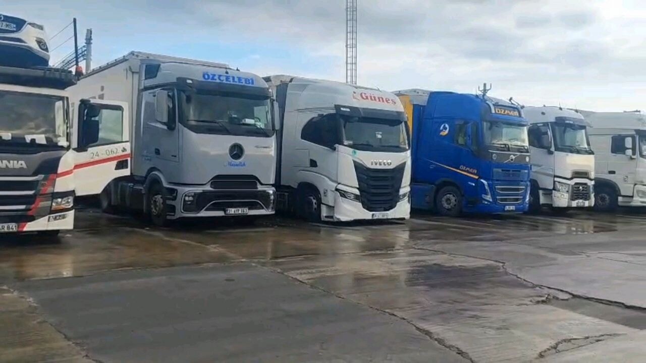 Yunanistan'daki çiftçi grevi sınır kapılarını felç etti